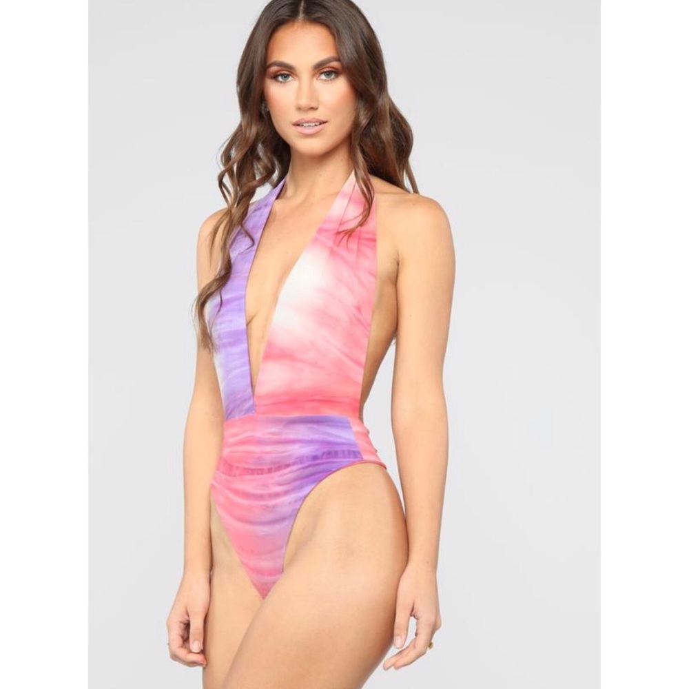 🥰 Fashion Nova Halter Bodysuit